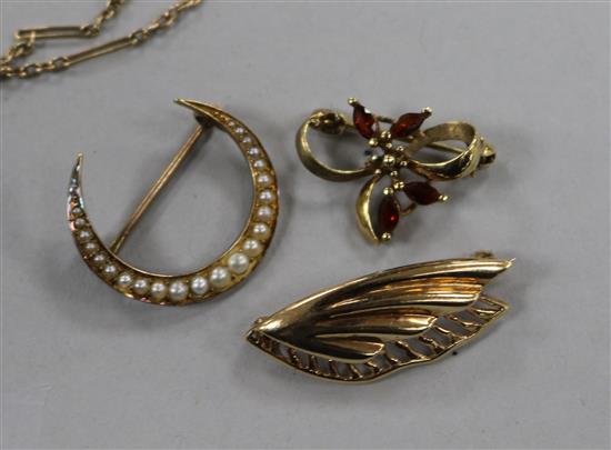 Three 9ct gold brooches and a 9ct gold chain.